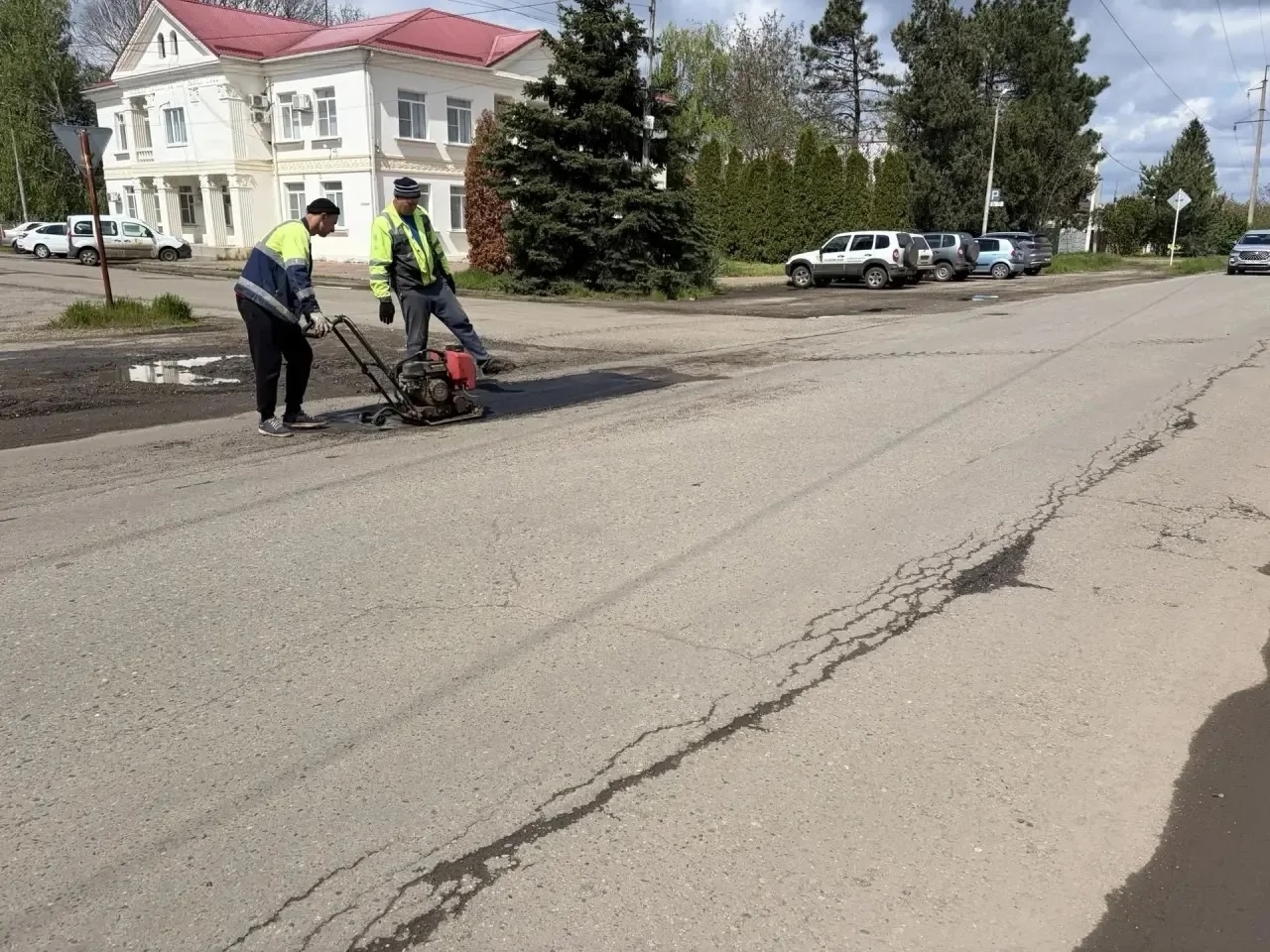 В Новотитаровском сельском поселении ведутся работы по ямочному ремонту дорожного покрытия