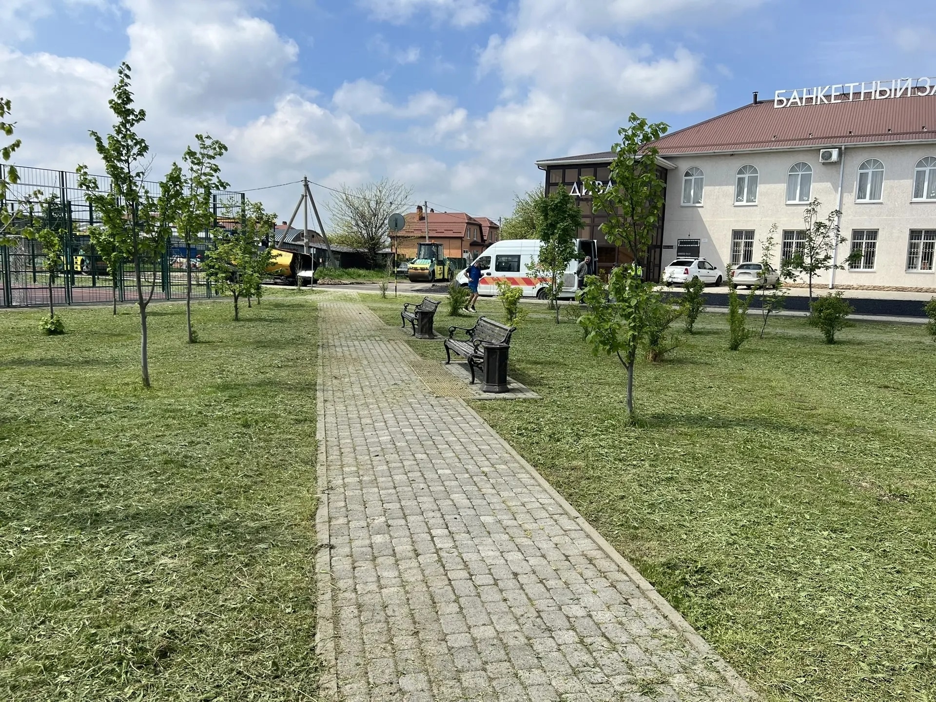 Покос травы в сквере на улице Ейское шоссе