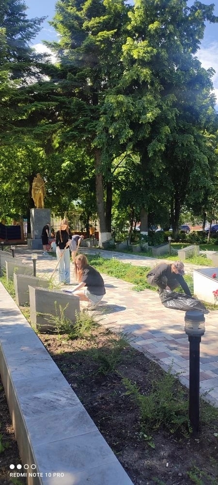 Ребята из школы №29 приняли активное участие в благоустройстве территории центрального мемориала