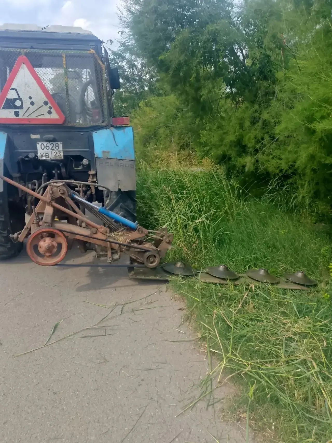 На улице Станичной проведены работы по роторному покосу сорной растительности